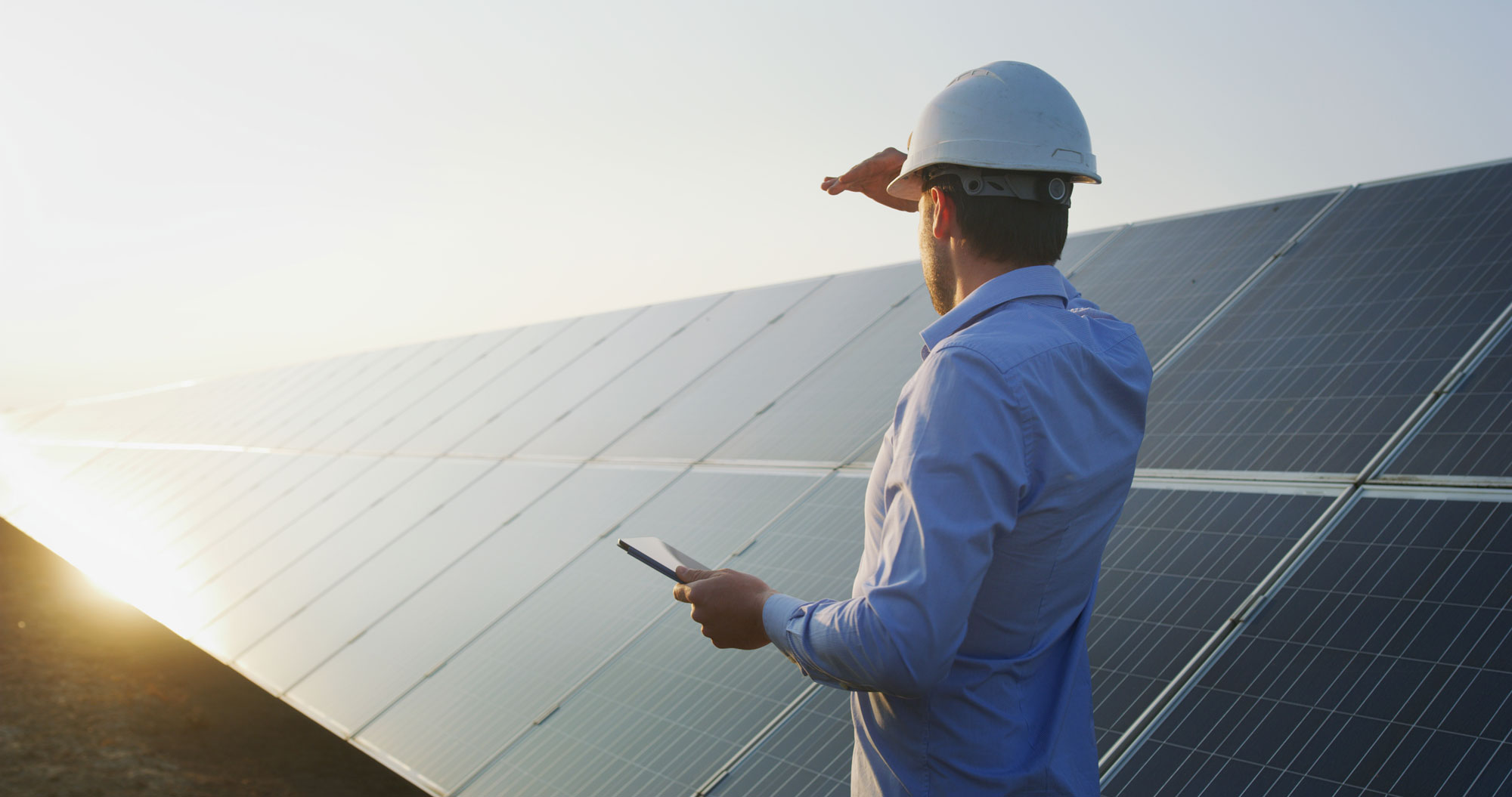 comunità energetiche ingegnere che guarda pannelli fotovoltaici